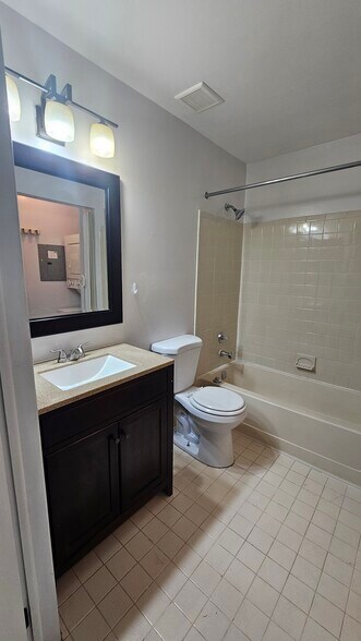 Building Photo - 2005 Ravens Crest Dr