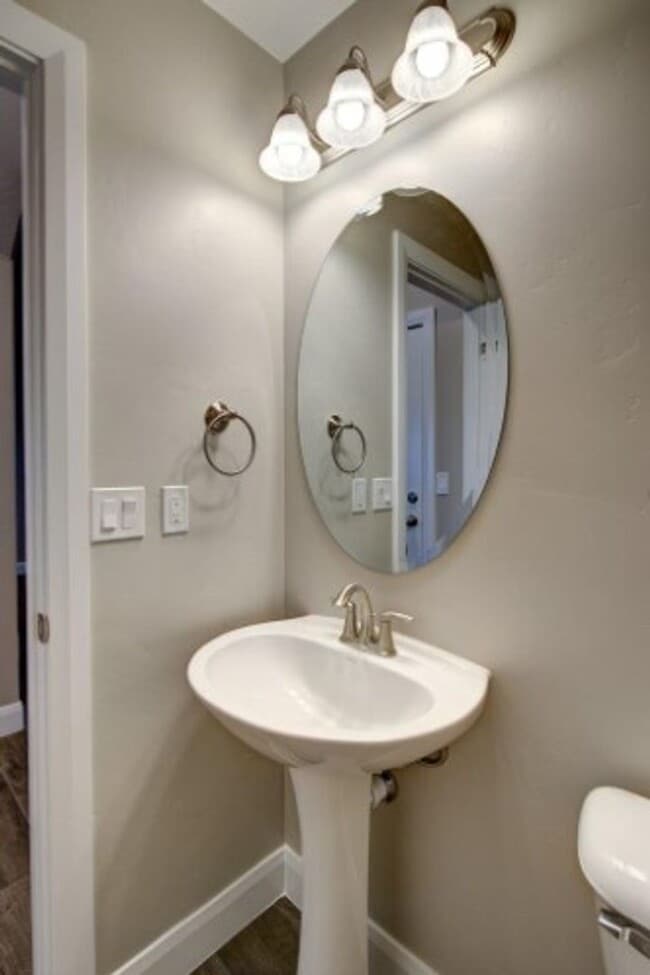 Building Photo - Like New 3 Bedroom 2.5 Bathroom Townhome i...