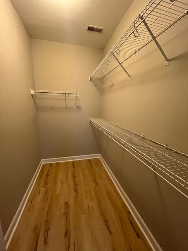 Building Photo - Beautiful modern upstairs condo with 2 full baths! Pet-friendly, with generous parking!