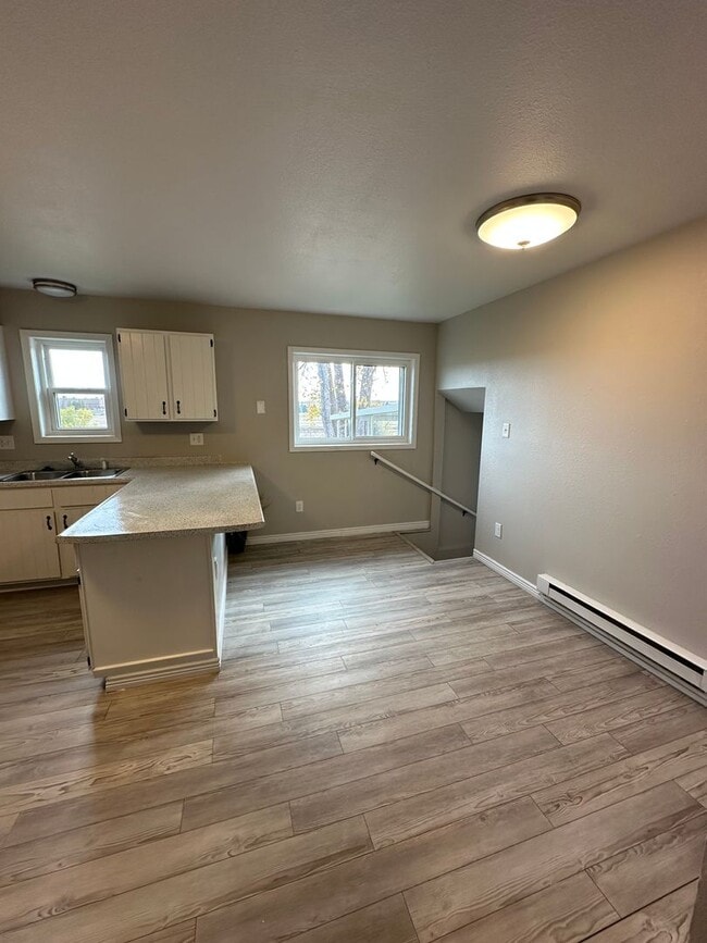 Building Photo - BEAUTIFULLY UPDATED 3 BEDROOM, 2 BATHROOM TWIN HOME WITH ATTACHED 1 CAR GARAGE