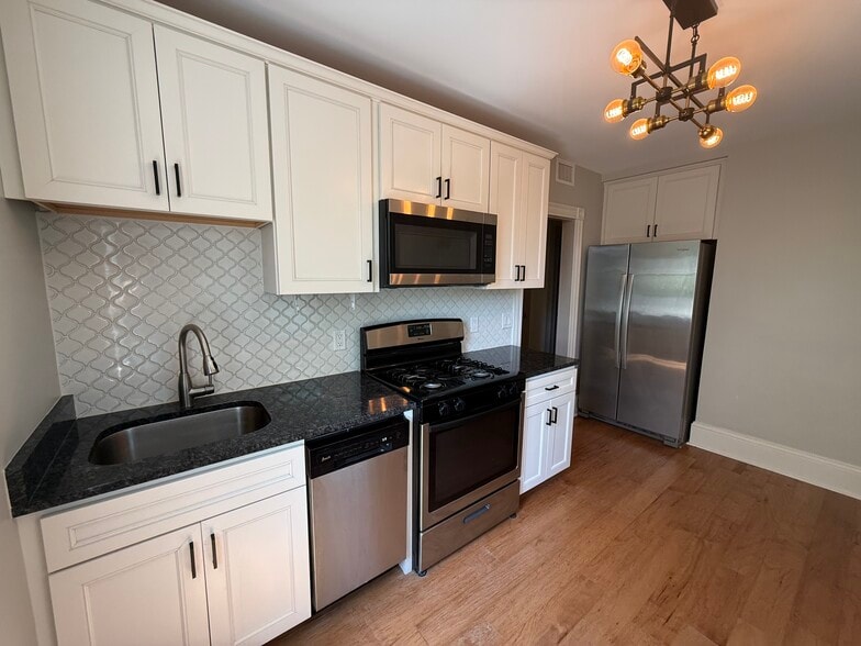 Kitchen with dishwasher and microwave - 207 Cricket Ave