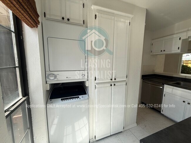 Building Photo - West Norman 2 Bed 1.5 Bath Townhouse Available for Your Immediate Move!