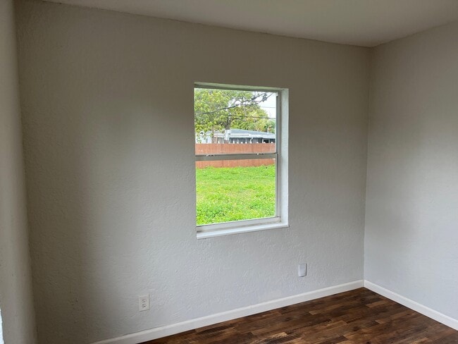 Building Photo - 1327 SW 22nd Ave