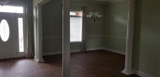 Building Photo - 565 Twin Ponds Dr