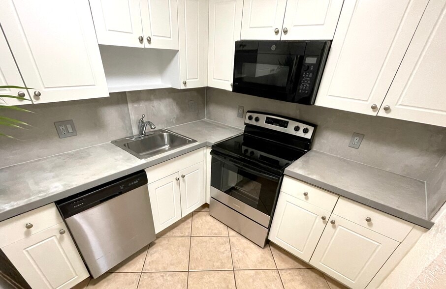 Building Photo - 770 SE 2nd Ave