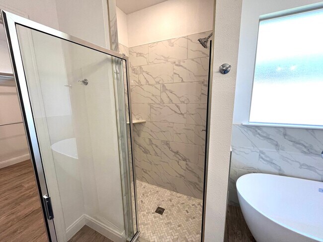 Building Photo - 4 Bed/2 Bath Home