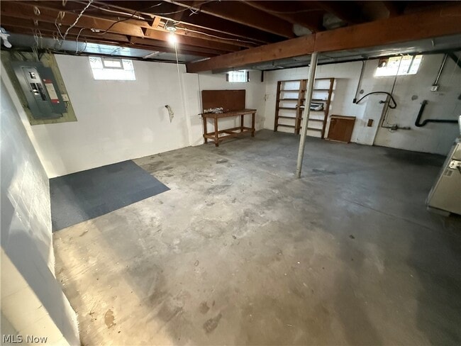 Building Photo - 2024 Delaware Dr SE