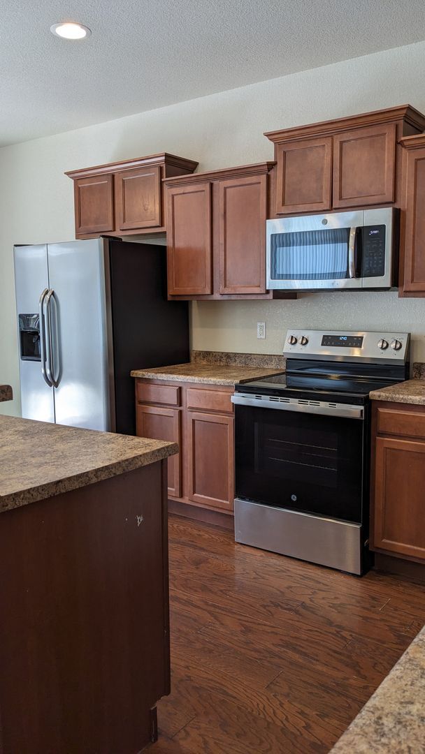 Building Photo - 2 STORY END UNIT TOWNHOME W/DETACHED 2 CAR...