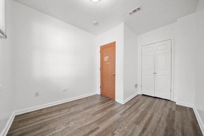 Building Photo - Freshly Renovated 4BR Apartment