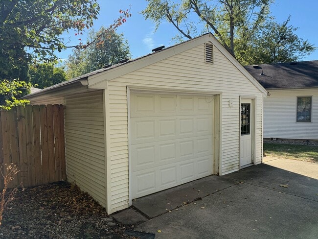 Building Photo - Charming 2 BR 1.5 bath house near ISU