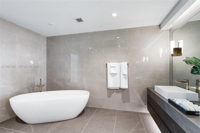 Building Photo - 1116 N Ocean Blvd