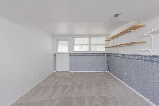 Building Photo - Split-Entry Home in La Vista! This 3-bedro...