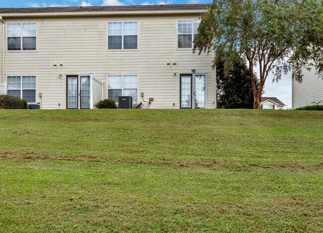Building Photo - 3/2.5 Crestview Townhome with Community Po...