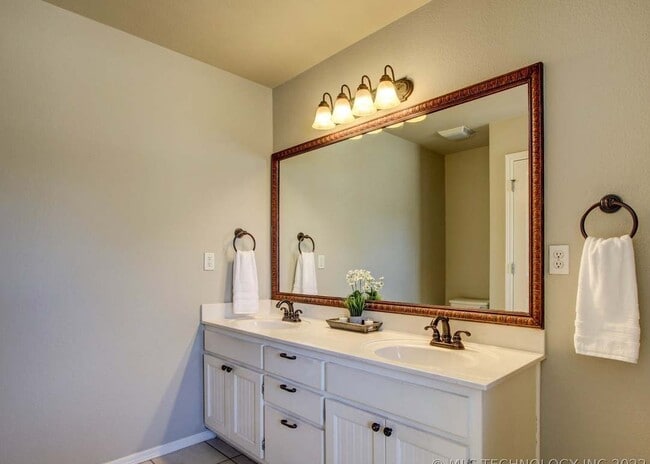 Building Photo - 12414 S Cedar Ave