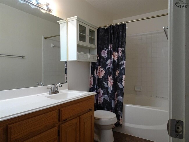 Building Photo - 405 Swenson St