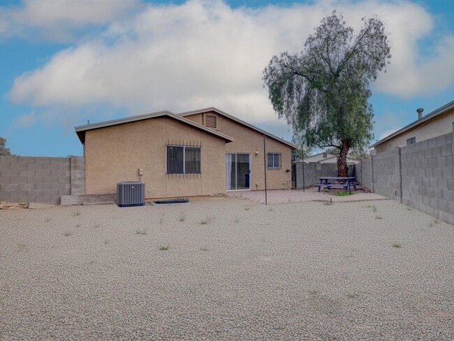 Building Photo - 2 Bedroom 2 Bath Single Story