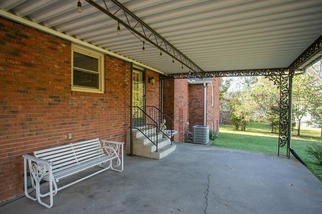 Building Photo - 2425 Mansker Dr