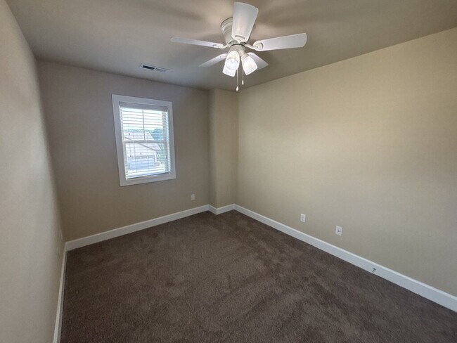 Building Photo - Spacious 3-Bed 2.5 Bath Townhome for Rent in Algood
