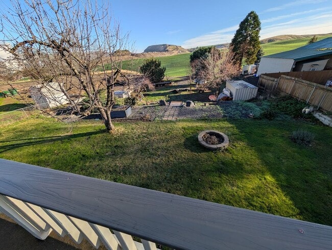 Building Photo - Large 5 Bedroom 2 Bath House - Pet-Friendly