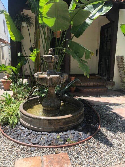 Building Photo - 139 N Sycamore Ave