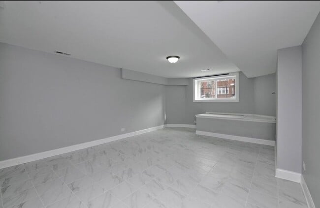 Building Photo - 6322 N Francisco Ave