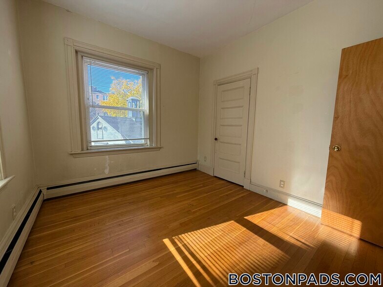 Building Photo - 16 Winchester St