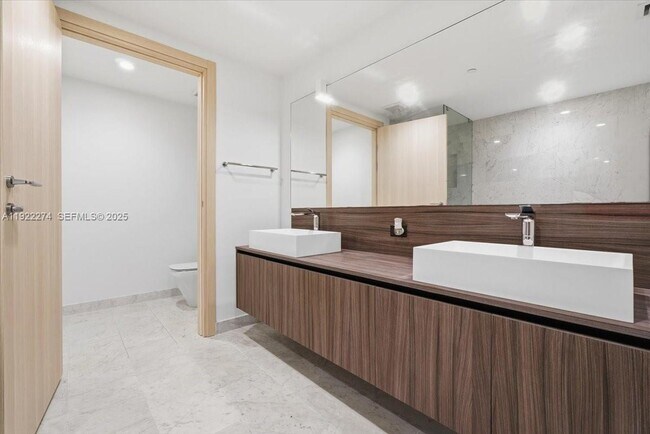 Building Photo - 1000 Brickell Plaza