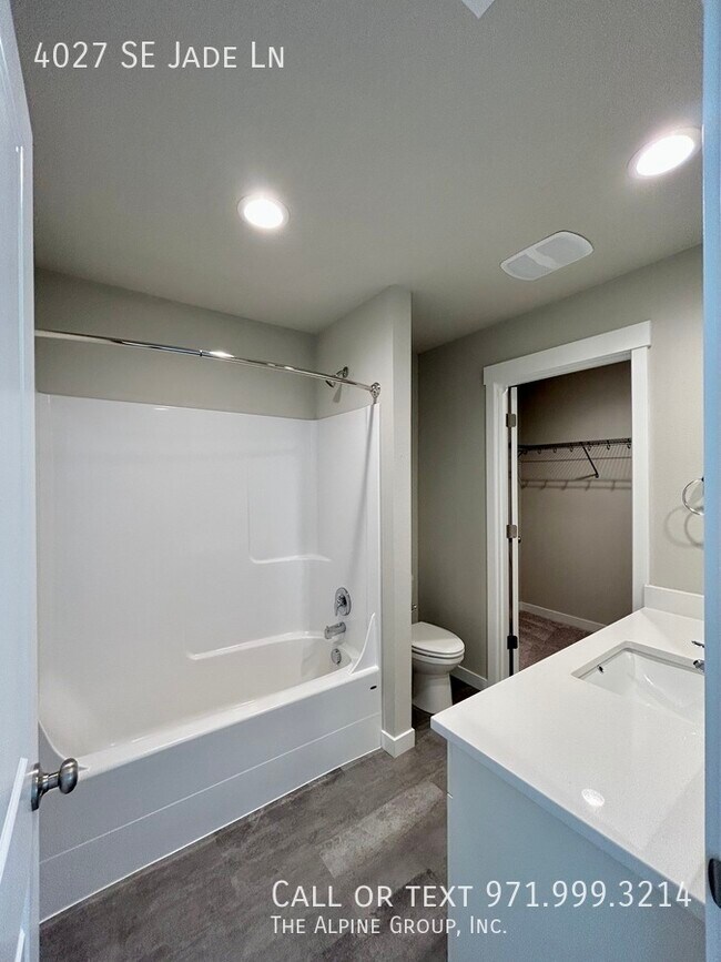 Building Photo - 4027 SE Jade Ln