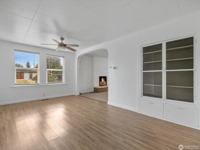 Building Photo - 2431 Pine St