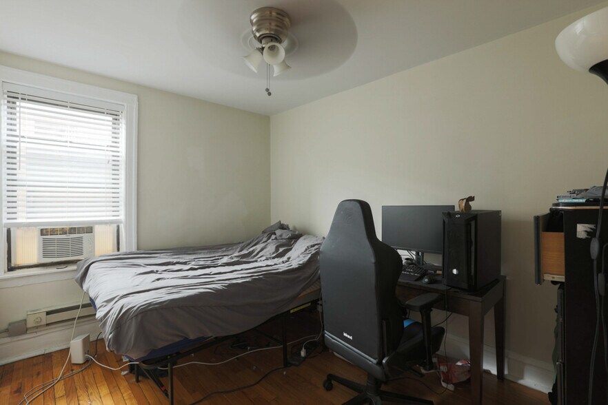 Building Photo - 814 W Cornelia Ave