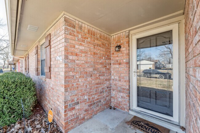 Building Photo - 13502 S Fern St