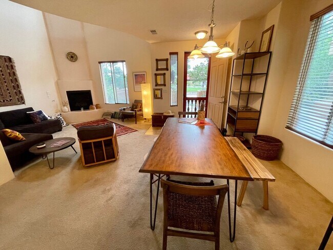 Building Photo - Beautiful Fully Furnished 2 Bedroom Townho...