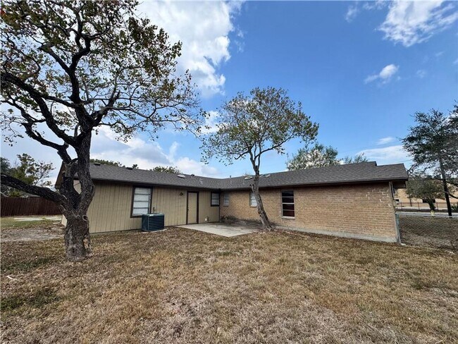 Building Photo - 3 bedroom 2 bath house in Calallen