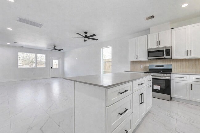 Building Photo - 5912 Mayle St