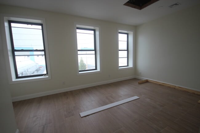 Building Photo - 72 Van Dyke St