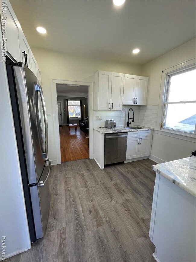 Building Photo - 808 Laprairie St