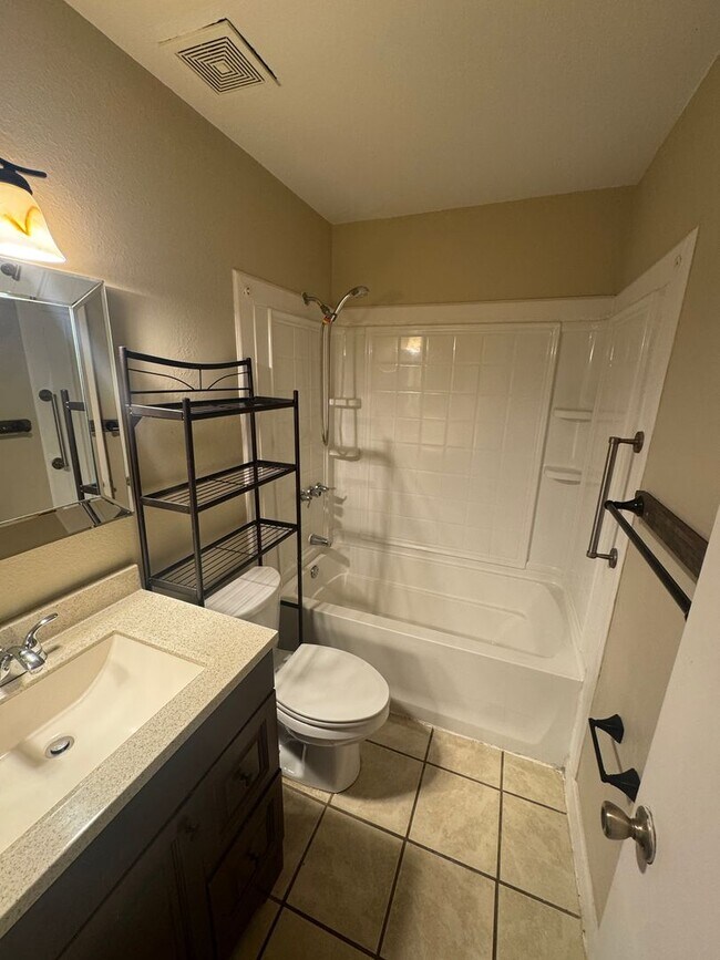 Building Photo - 3 Bedroom 1 Bath Home with Fully Fenced Backyard for Rent in SE Palm Bay