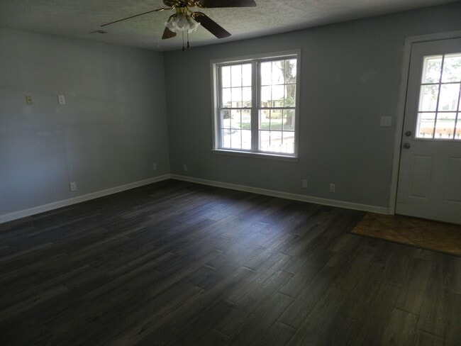 Building Photo - 204 Dyer Dr