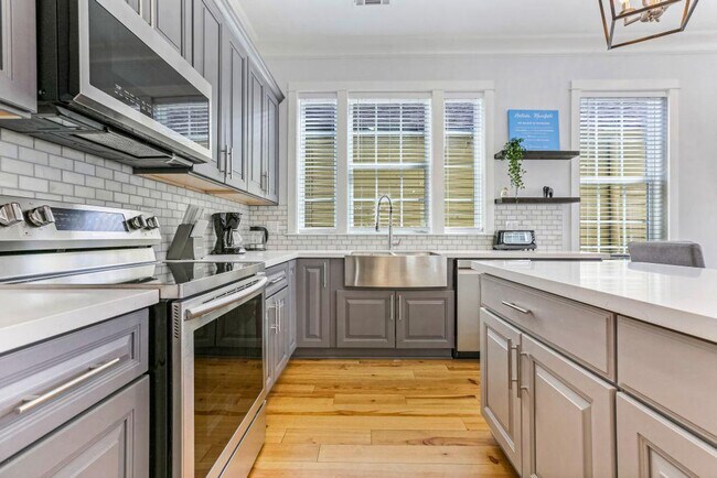 Building Photo - 1220 Carondelet St