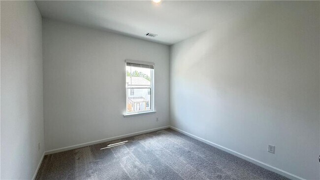 Building Photo - 104 Holt Ln