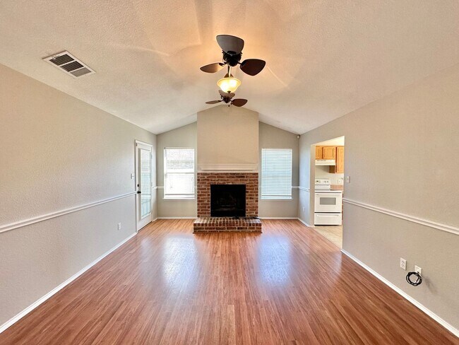 Building Photo - Discover the charm of this 3 bed 2 bath exquisite home!