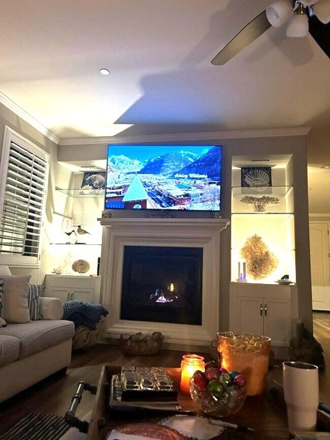 Building Photo - Beautiful, Partially Furnished Oceanside Home.