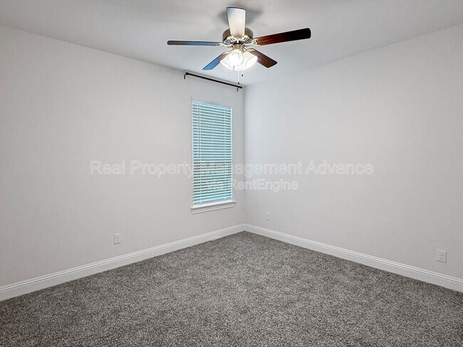 Building Photo - 2912 Log Cabin Dr