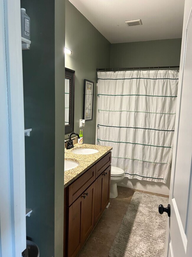 Building Photo - 4 BD/2 BA in Pine Meadows - 1/2 acre fence...