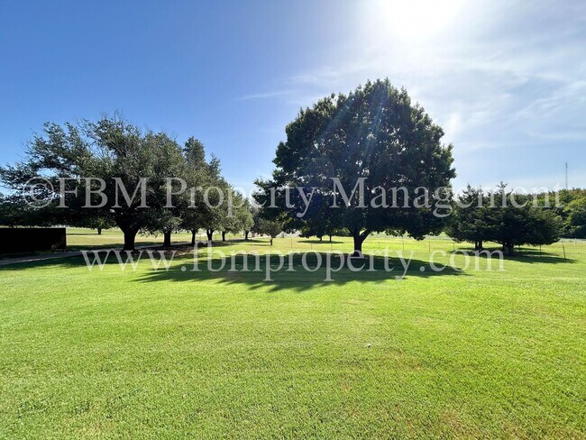 Building Photo - 654 S Falling Leaves Dr