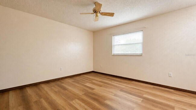 Building Photo - 35025 Raintree Dr