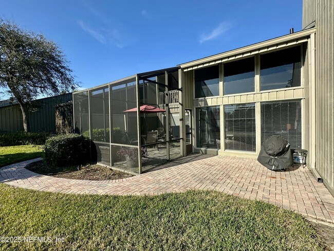 Building Photo - 9942 Sawgrass Dr E