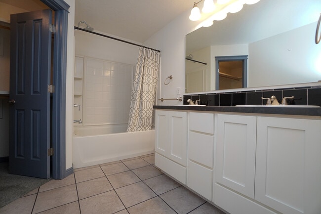 Building Photo - 11301 W Goldenrod Ave