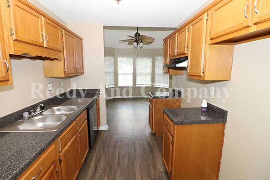 Building Photo - 5961 Kentwood Dr