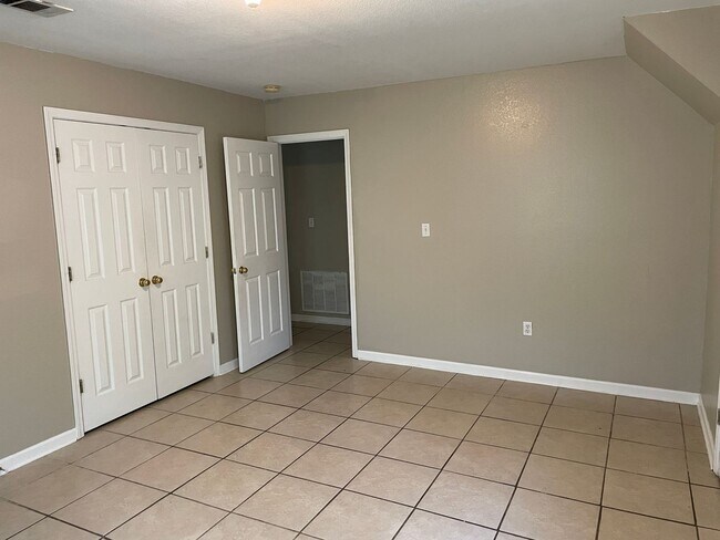 Building Photo - 3 BEDROOM READY TO MOVE-IN